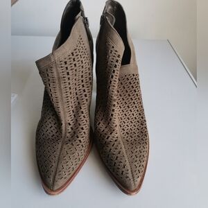 VINCE CAMUTO BOOTIES